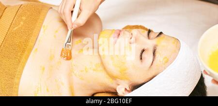 peau de corps chimiques. Traitement de l'acné de cosmologie. Jeune fille au salon de spa médical Banque D'Images