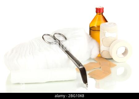 Kit de premiers soins pour bandage isolé sur blanc Banque D'Images