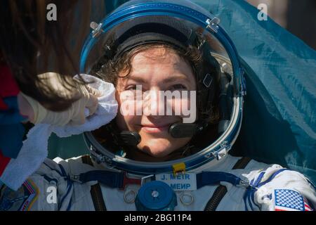 ZHEZKAZGAN, KAZAKHSTAN - 17 avril 2020 - l'astronaute de l'expédition 62 Jessica Meir est vue à l'extérieur de l'engin Soyuz MS-15 après son atterrissage à la NASA AS Banque D'Images