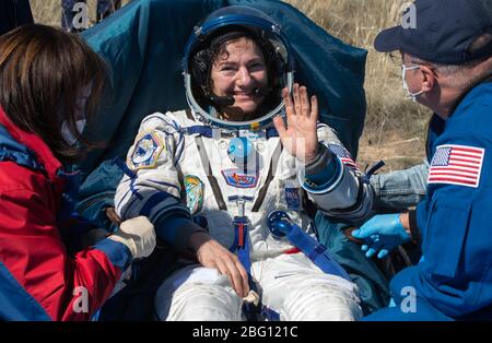 ZHEZKAZGAN, KAZAKHSTAN - 17 avril 2020 - l'astronaute de l'expédition 62 Jessica Meir est vue à l'extérieur de l'engin Soyuz MS-15 après son atterrissage à la NASA AS Banque D'Images