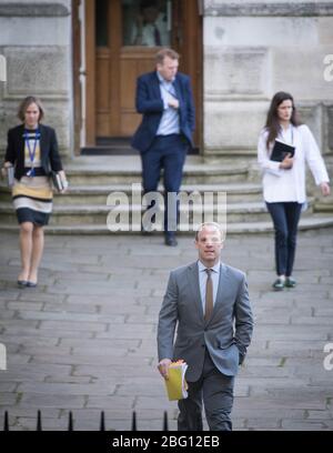 Le secrétaire aux Affaires étrangères, Dominic Raab, arrive à Downing Street, Londres pour sa rencontre quotidienne avec les responsables de la santé. Photo PA. Date de l'image: Lundi 20 avril 2020. Voir l'histoire de PA SANTÉ Coronavirus. Crédit photo devrait lire: Stefan Rousseau/PA Wire Banque D'Images