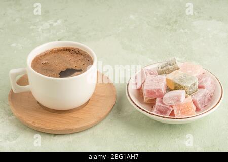Variété de délices turcs colorés et tasse de café sur vert avec espace de copie Banque D'Images