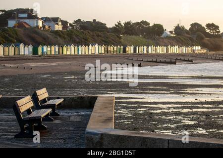 Vider les bancs de la mer avec des cabanes de plage en arrière-plan à Pitchfield, Hampshire Banque D'Images