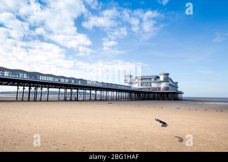 La plage proche déserte de Weston-super-Mare pendant le verrouillage de Coronavirus, Royaume-Uni Banque D'Images