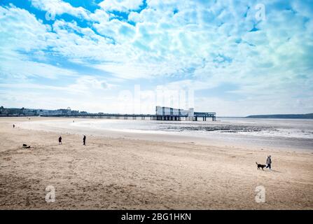 La plage proche déserte de Weston-super-Mare pendant le verrouillage de Coronavirus, Royaume-Uni Banque D'Images