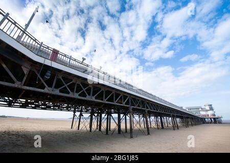 La plage proche déserte de Weston-super-Mare pendant le verrouillage de Coronavirus, Royaume-Uni Banque D'Images