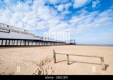 Vider le rail d'attelage à âne sur la plage presque déserte de Weston-super-Mare pendant le verrouillage de Coronavirus (4 avril 2020). Banque D'Images