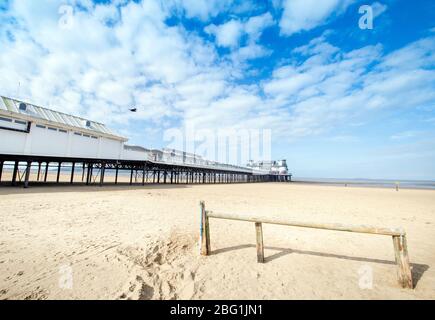 Vider le rail d'attelage à âne sur la plage presque déserte de Weston-super-Mare pendant le verrouillage de Coronavirus (4 avril 2020). Banque D'Images