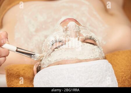 masque de peau du visage chimic. Traitement de l'acné de cosmologie. Jeune fille à la médecine Banque D'Images