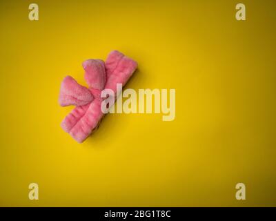 Bandage pour cheveux de maquillage rose sur fond coloré. Banque D'Images