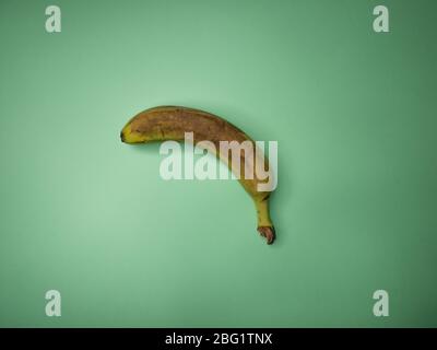 Bananes mûres isolées sur fond vert. Banque D'Images