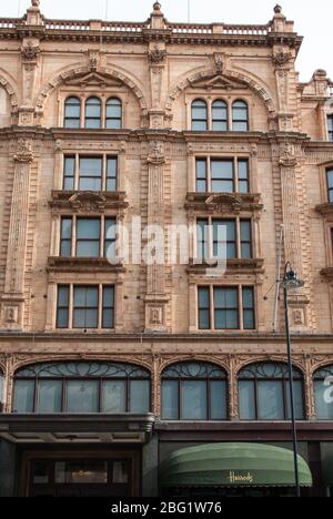 Regency Architecture Neoclassical Harrods Department Store 87-135 Brompton Rd, Knightsbridge, Londres SW1X 7XL par Charles William Stephens Banque D'Images