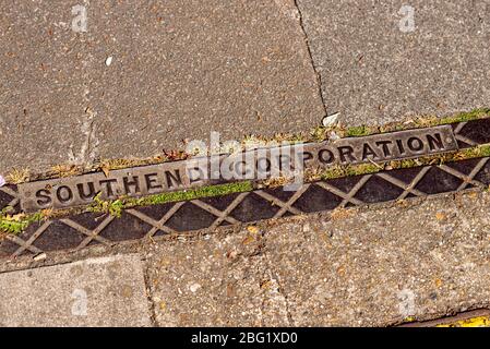 Canal de drainage de Southend Corporation à Southend on Sea, Essex, Royaume-Uni. Fonte usée et ancienne avec motif de bande de roulement, bloquée par la terre et l'herbe Banque D'Images