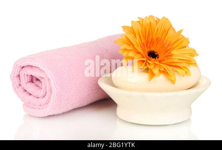 Serviette rose roulée, savon-bar et belle fleur isolée sur blanc Banque D'Images