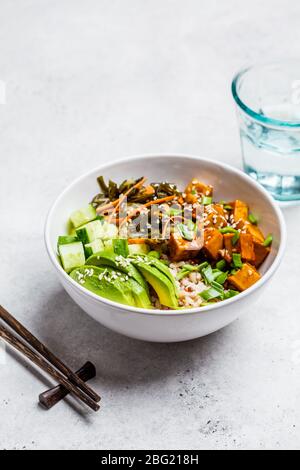 Bol de sélection vegan ahi avec tofu, riz, algues, avocat et concombre. Banque D'Images