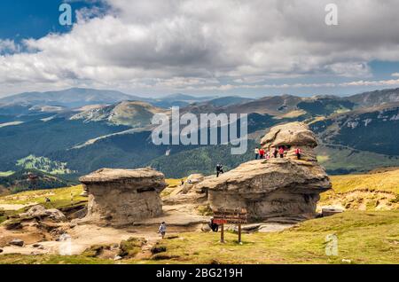 Rochers dans la région de Babele, vallée d'Ialomitei derrière, montagnes de Bucegi, parc naturel de Bucegi, Carpathes du Sud (Alpes de Transylvanie), Roumanie Banque D'Images