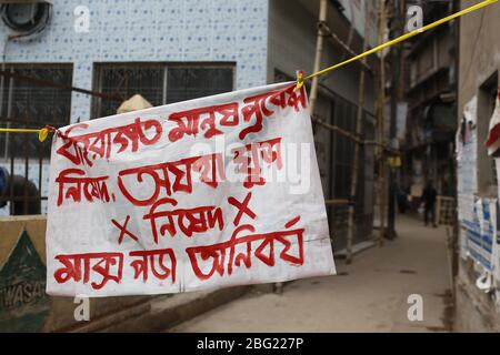 Dhaka, Bangladesh. 20 avril 2020. Une bannière d'instruction dans un quartier résidentiel demandant aux étrangers de ne pas entrer dans le quartier, pendant le verrouillage national pour ralentir la propagation de la pandémie de coronavirus à Dhaka. Crédit: MD Mehedi Hasan/ZUMA Wire/Alay Live News Banque D'Images