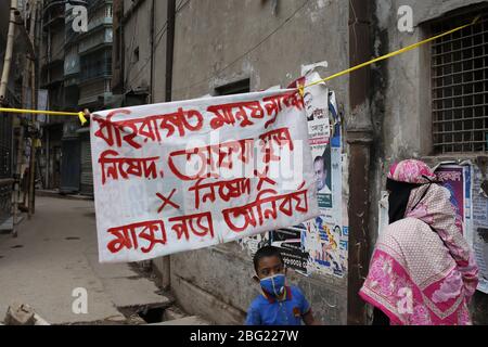 Dhaka, Bangladesh. 20 avril 2020. Une bannière d'instruction dans un quartier résidentiel demandant aux étrangers de ne pas entrer dans le quartier, pendant le verrouillage national pour ralentir la propagation de la pandémie de coronavirus à Dhaka. Crédit: MD Mehedi Hasan/ZUMA Wire/Alay Live News Banque D'Images