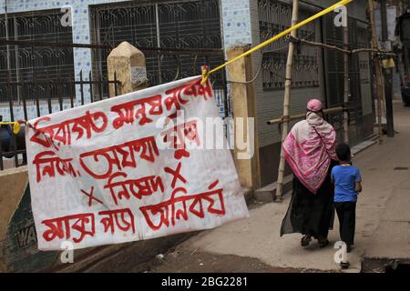 Dhaka, Bangladesh. 20 avril 2020. Une bannière d'instruction dans un quartier résidentiel demandant aux étrangers de ne pas entrer dans le quartier, pendant le verrouillage national pour ralentir la propagation de la pandémie de coronavirus à Dhaka. Crédit: MD Mehedi Hasan/ZUMA Wire/Alay Live News Banque D'Images