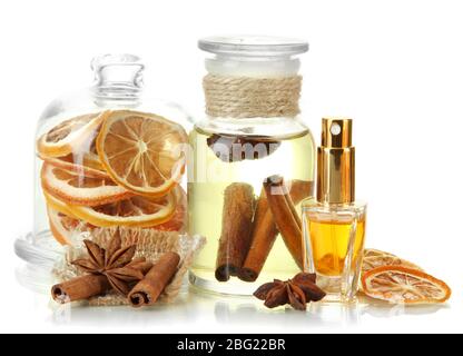 Bouteilles avec ingrédients pour le parfum, isolées sur blanc Banque D'Images