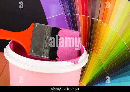 Gros plan sur le pot de peinture, le pinceau et les nuances de couleur Banque D'Images