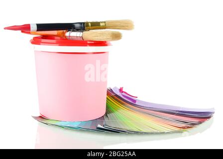 Pot de peinture, pinceaux et nuances de couleur isolés sur blanc Banque D'Images
