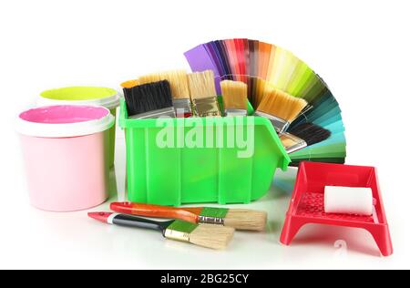 Pots de peinture, pinceaux et nuances de couleur isolés sur blanc Banque D'Images