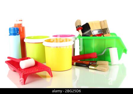 Pots de peinture, pinceaux et nuances de couleur isolés sur blanc Banque D'Images