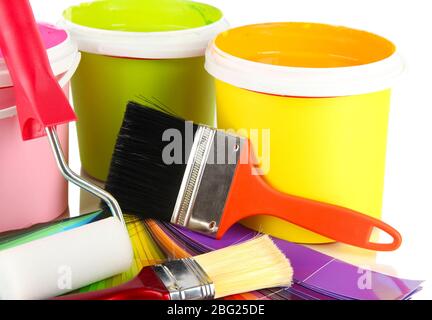 Les pots de peinture, les pinceaux et les nuances de couleur se rapprodent Banque D'Images