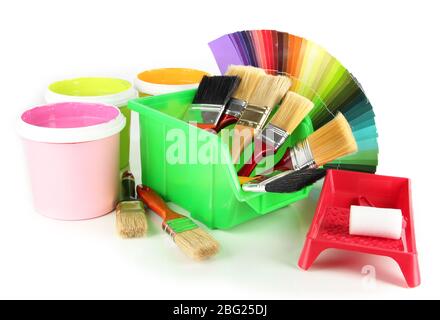 Pots de peinture, pinceaux et nuances de couleur isolés sur blanc Banque D'Images