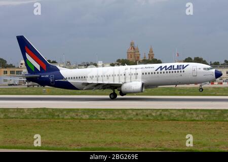 Malev - Hungarian Airlines Boeing 737-8Q8 (HA-LOU) sur le point de toucher, en arrivant de Budapest. Banque D'Images