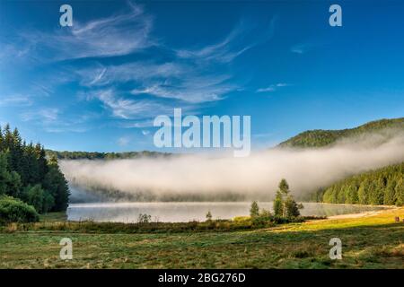 Brume matinale au-dessus de Lacul Sfanta Ana (lac Sainte Anne), lac cratère dans les montagnes Bodoc, Carpates orientales, Terre Szekely, Transylvanie, Roumanie Banque D'Images