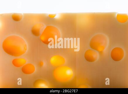 Gros plan d'un morceau de fromage emmental Banque D'Images
