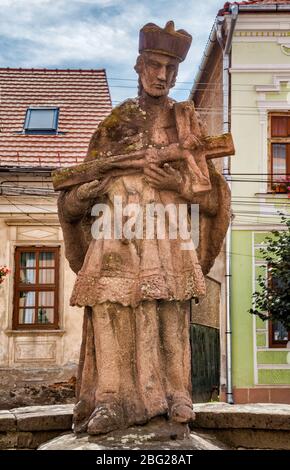 Statue de Saint Jean de Nepomuk à l'église catholique de Gheorgheni, Szekely Land, Harghita County, Transylvanie, Roumanie Banque D'Images