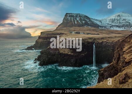 La cascade de Mulafossur sur sur l'île de Vagar sur les îles Féroé Banque D'Images