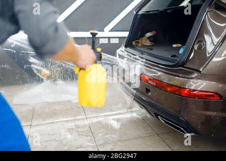 Les spécialistes appliquent un film de protection automobile sur le pare-chocs Banque D'Images