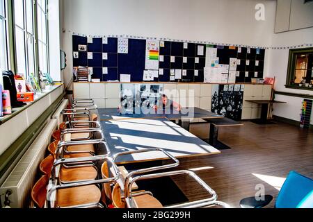 Rotterdam, Pays-Bas. 20 avril 2020. L'enseignante Lotte met en place ses tables et ses chaises de classe à 1,5 mètre entre la préparation pour l'ouverture des écoles.la séparation est prévue pour s'assurer que les élèves ne capturent pas le Coronavirus Covid-19. Crédit: SOPA Images Limited/Alay Live News Banque D'Images