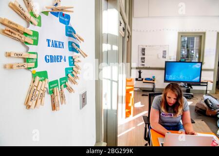 Rotterdam, Pays-Bas. 20 avril 2020. L'enseignante Lotte met en place ses tables et ses chaises de classe à 1,5 mètre entre la préparation pour l'ouverture des écoles.la séparation est prévue pour s'assurer que les élèves ne capturent pas le Coronavirus Covid-19. Crédit: SOPA Images Limited/Alay Live News Banque D'Images