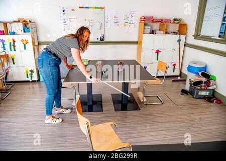 Rotterdam, Pays-Bas. 20 avril 2020. L'enseignante Lotte met en place ses tables et ses chaises de classe à 1,5 mètre entre la préparation pour l'ouverture des écoles.la séparation est prévue pour s'assurer que les élèves ne capturent pas le Coronavirus Covid-19. Crédit: SOPA Images Limited/Alay Live News Banque D'Images