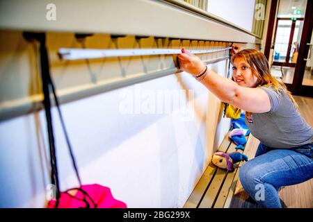 Rotterdam, Pays-Bas. 20 avril 2020. L'enseignante Lotte met en place ses tables et ses chaises de classe à 1,5 mètre entre la préparation pour l'ouverture des écoles.la séparation est prévue pour s'assurer que les élèves ne capturent pas le Coronavirus Covid-19. Crédit: SOPA Images Limited/Alay Live News Banque D'Images