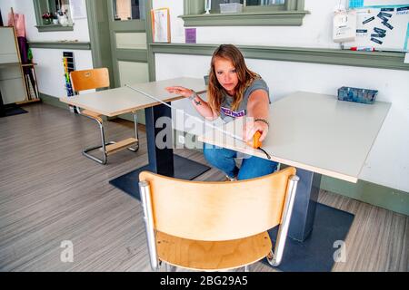 Rotterdam, Pays-Bas. 20 avril 2020. L'enseignante Lotte met en place ses tables et ses chaises de classe à 1,5 mètre entre la préparation pour l'ouverture des écoles.la séparation est prévue pour s'assurer que les élèves ne capturent pas le Coronavirus Covid-19. Crédit: SOPA Images Limited/Alay Live News Banque D'Images