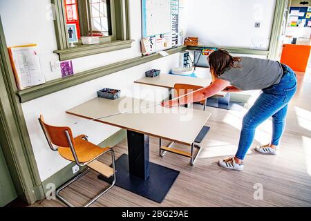 Rotterdam, Pays-Bas. 20 avril 2020. L'enseignante Lotte met en place ses tables et ses chaises de classe à 1,5 mètre entre la préparation pour l'ouverture des écoles.la séparation est prévue pour s'assurer que les élèves ne capturent pas le Coronavirus Covid-19. Crédit: SOPA Images Limited/Alay Live News Banque D'Images