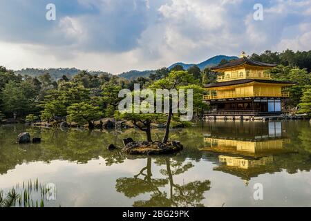 Majestueux pavillon d'or japonais à Kyoto au Japon Banque D'Images