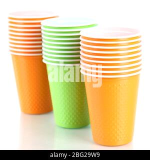 Tasses de différentes couleurs isolées sur blanc Banque D'Images