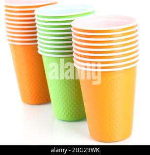 Tasses de différentes couleurs isolées sur blanc Banque D'Images