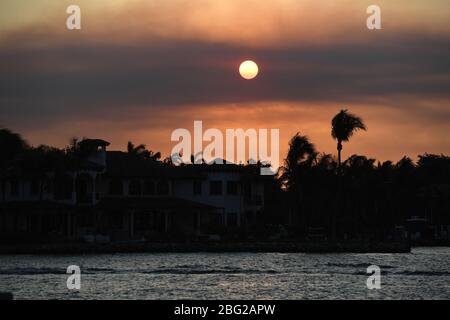 Fort Lauderdale FL, États-Unis. 19 avril 2020. Le soleil se couche pendant la pandémie de Coronavirus (COVID-19) le 19 avril 2020 à fort Lauderdale, Floride crédit: Mpi04/Media Punch/Alay Live News Banque D'Images
