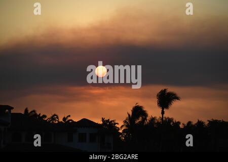 Fort Lauderdale FL, États-Unis. 19 avril 2020. Le soleil se couche pendant la pandémie de Coronavirus (COVID-19) le 19 avril 2020 à fort Lauderdale, Floride crédit: Mpi04/Media Punch/Alay Live News Banque D'Images