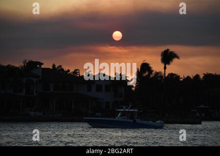 Fort Lauderdale FL, États-Unis. 19 avril 2020. Le soleil se couche pendant la pandémie de Coronavirus (COVID-19) le 19 avril 2020 à fort Lauderdale, Floride crédit: Mpi04/Media Punch/Alay Live News Banque D'Images