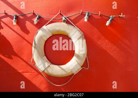 Une bouée de sauvetage d'époque, baignée de soleil, à bord du bateau antique Bou el Mogdad sur le fleuve Sénégal. Banque D'Images