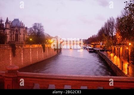 Arrière de la cathédrale notre-Dame et du Pont de l'Archevêché à Paris, France. Banque D'Images
